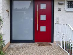 Haustür in rot mit Seitenteil