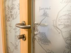 Fenster und Haustür mit Motiv  Beilsteinstadl Jossgrund, Lettgenbrunn