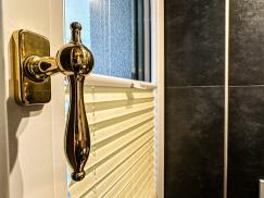 WC-Fenster mit goldenen Griffen in Jossgrund Nahaufnahme Griff