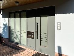 Haustür mit breitem Seitenteil und Fingerprint in Jossgrund