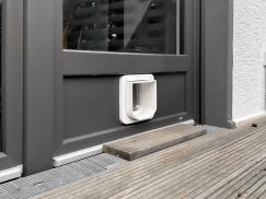 Katzenklappe mit Chiperkennung in Balkontür in Offenbach