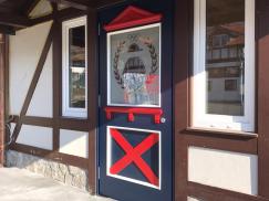 Holzhaustür mit individuellem, sandgestrahltem Glas für Traditionsgestüt in Bad Homburg