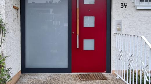 Haustür in rot mit Seitenteil
