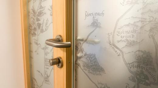 Fenster und Haustür mit Motiv  Beilsteinstadl Jossgrund, Lettgenbrunn