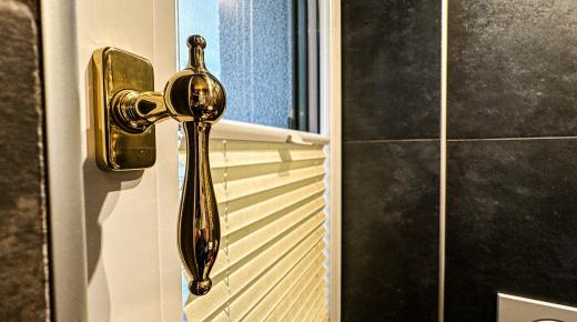 WC-Fenster mit goldenen Griffen in Jossgrund Nahaufnahme Griff