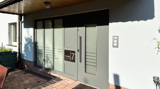 Haustür mit breitem Seitenteil und Fingerprint in Jossgrund