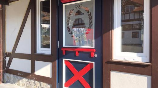 Holzhaustür mit individuellem, sandgestrahltem Glas für Traditionsgestüt in Bad Homburg