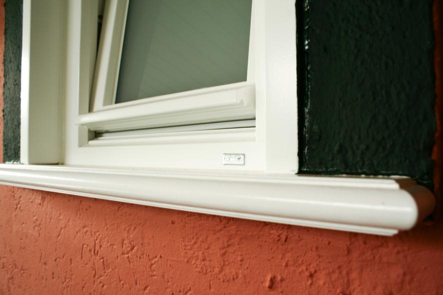 Haustür und Fenster in Tannengrün Fenster Nahaufnahme
