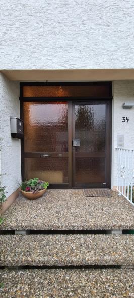 Haustür in rot mit Seitenteil vorher