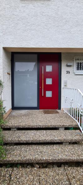 Haustür in rot mit Seitenteil
