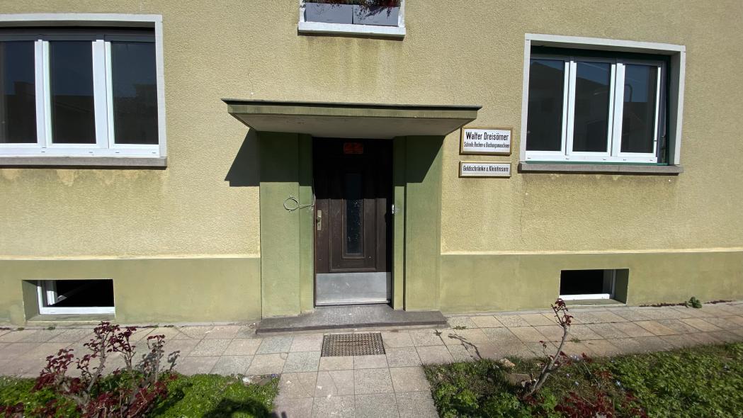 Historisierende Haustür in Frankfurt vorher