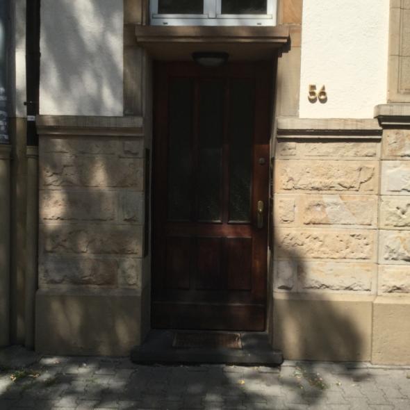 Holz-Haustür in Frankfurt vorher
