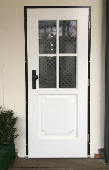 Weiße Haustür mit Musselinglas