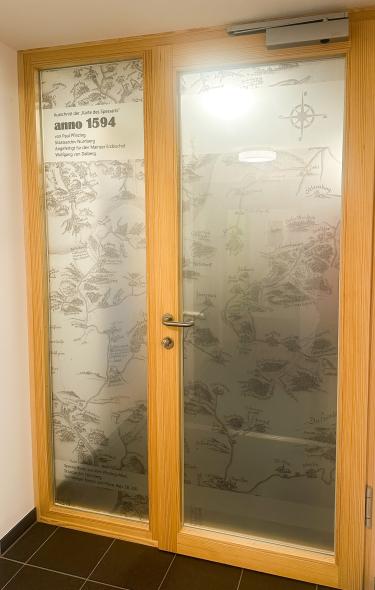 Fenster und Haustür mit Motiv  Beilsteinstadl Jossgrund, Letgenbrunn