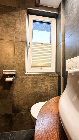 WC-Fenster mit goldenen Griffen in Jossgrund