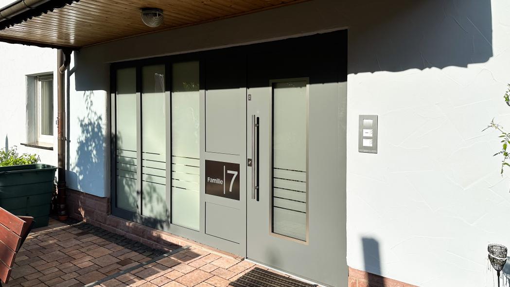 Haustür mit breitem Seitenteil und Fingerprint in Jossgrund