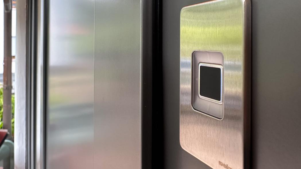 Haustür mit breitem Seitenteil und Fingerprint in Jossgrund