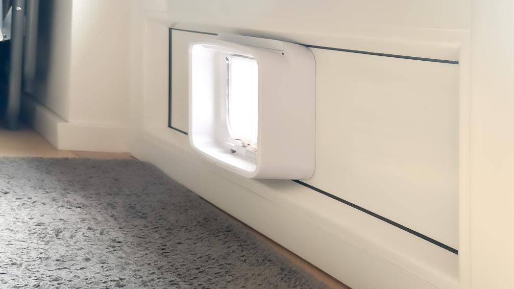 Katzenklappe mit Chiperkennung in Balkontür in Offenbach