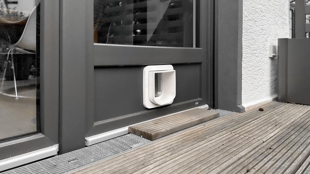 Katzenklappe mit Chiperkennung in Balkontür in Offenbach