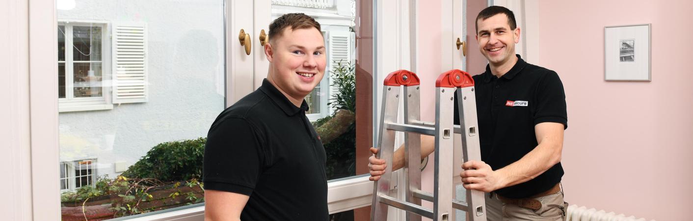 Zwei Monteure eines PaXpartner Unternehmens mit Leiter bei der Montage eines Fensters